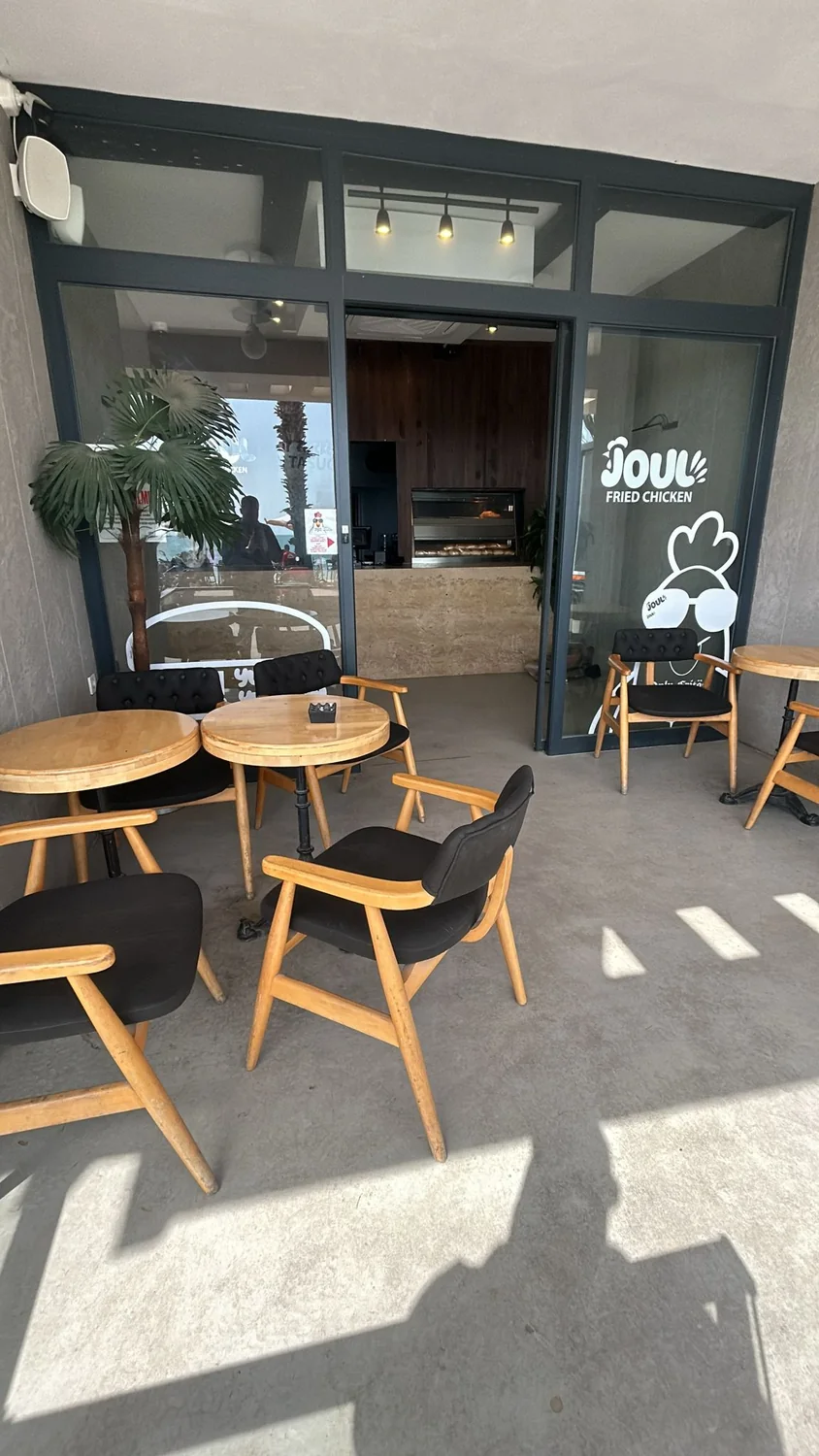 Joul Fried Chicken Taşucu şubesinin oturma alanı ve giriş cephesi