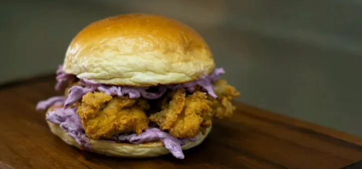 Mor lahana ve çıtır tavuklu Joul burger